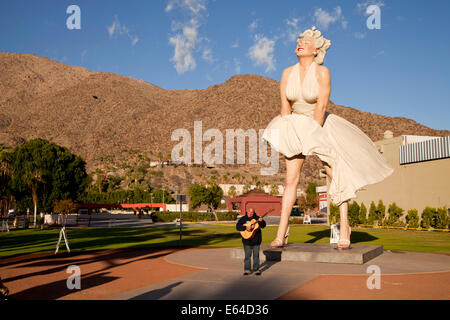 die 26 ft hohen Skulptur von Marilyn Monroe "Forever Marilyn" des amerikanischen Künstlers Seward Johnson in Palm Springs, Kalifornien, Un Stockfoto