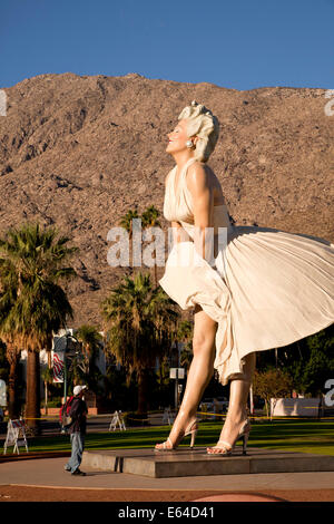 die 26 ft hohen Skulptur von Marilyn Monroe "Forever Marilyn" des amerikanischen Künstlers Seward Johnson in Palm Springs, Kalifornien, Un Stockfoto