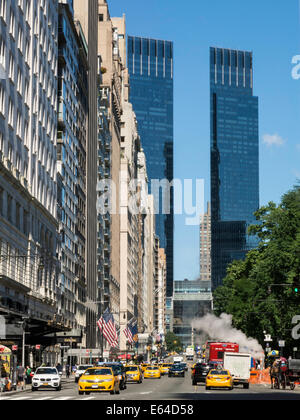 59. Straße Verkehr mit Time Warner Center, New York, USA Stockfoto