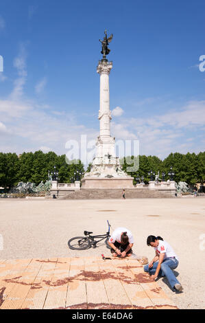 Künstler, die Herstellung von Wein Kork Mosaik Place des Quinconces, Bordeaux, Gironde, Frankreich, Europa Stockfoto