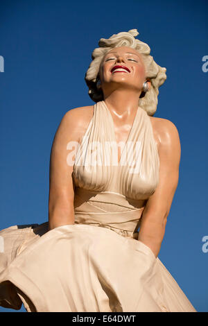 die 26 ft hohen Skulptur von Marilyn Monroe "Forever Marilyn" des amerikanischen Künstlers Seward Johnson in Palm Springs, Kalifornien, USA Stockfoto