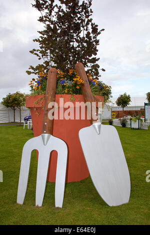 Southport, Merseyside, UK. 14. August 2014. "Gartencenter Töpfe Blumentopf Struktur" Ausstellung in Großbritanniens größte unabhängige Flower Show, feiert seinen 85. Jahr mit einem Riotous Karneval - wie Feier aller Dinge in Lateinamerika. Stockfoto