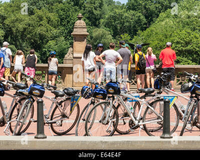 Touristen und Fahrräder bei Bethesda Terrasse, Central Park, New York Stockfoto