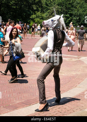 Einhorn-Imitator spielt das Akkordeon im Bethesda Plaza im Central Park, New York Stockfoto