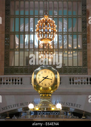 Uhr am Infostand am Grand Central Terminal, NYC, USA Stockfoto