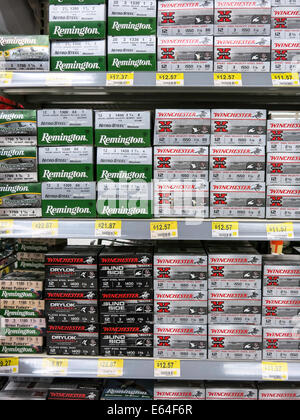 Winchester und Remington 12 Gauge Shotgun Shell Boxen, Walmart Rabatt Kaufhaus, USA Stockfoto