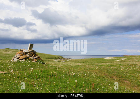 Trail Marker Cairn auf Machair Grünland Blumen an Westküste im Sommer bei Balranald RSPB Natur Reserve North Uist Schottland UK Stockfoto