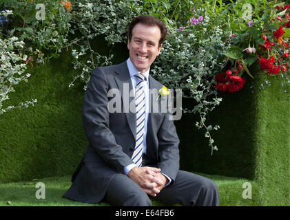 Southport, Merseyside, UK. 14. August 2014. Floral Green Sitz für streng Come Dancing Star Anton du Beke öffnet Großbritanniens größte unabhängige Flower Show, die 85 Jahr Feier. "Ich werde einen Spaziergang, Blumenrabatten," kündigt Anton. "Und jeder, der will, zu kommen und zu sagen hallo, komm Und sag hallo." Stockfoto