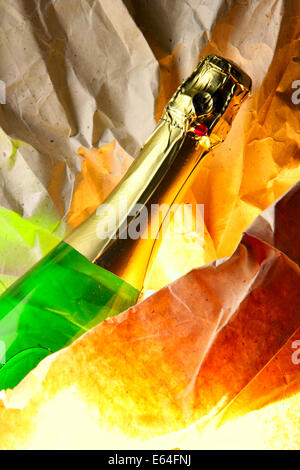 Flasche Champagner über Verwerfungen gerillter Stockfoto