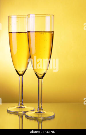 Paar Gläser Champagner auf gelbem Hintergrund Stockfoto