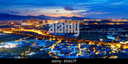 Berühmte Skyline von Hong Kong Yuen Long Innenstadt Sonnenuntergang Stockfoto