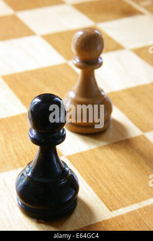 Zwei Bauern auf Schach-Brett-Nahaufnahme Stockfoto