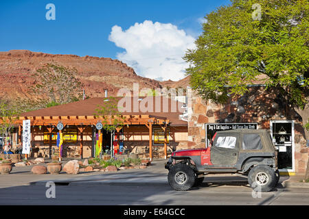 Kompakter Geländewagen mit Allradantrieb, der entlang des Bürgersteiges an der Main Street in Moab, Utah, USA, geparkt ist. Stockfoto