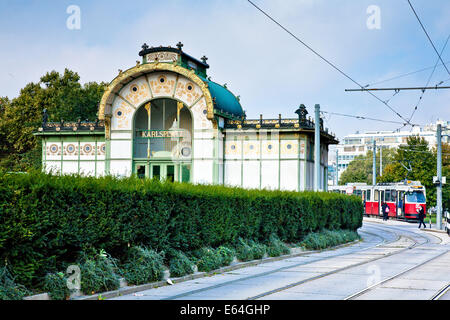 Karlsplatz Stadtbahn-Station ist ein schönes Beispiel der Wiener Jugendstil-Architektur von Otto Wagner entworfen. Das Gebäude min. Stockfoto