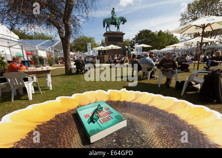 Edinburgh, Schottland. 14. August 2014. Besucher genießen Sie die Sonne an der Edinburgh International Book Festival 2014. Kredit-14. August 2014: GARY DOAK/Alamy Live-Nachrichten Stockfoto