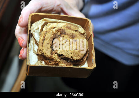 Herefordshire, England. 14. August 2014. Eine Nahaufnahme der Chelsea-Brötchen zu ihrem Vater Alec Hodges gesendet wurde, wenn er an vorderster Front in der Somme in Frankreich kämpfte. Alec erhielt nie die Brötchen, die von seiner Schwester Lily Poston gesendet wurde, wie er war verletzt und ins Krankenhaus in London zog. Das Brötchen war Lily zurück. Das Brötchen ist nun auf dem Display in Leominster Museum in Herefordshire. Bildnachweis: Barry Bullough/Alamy Live-Nachrichten Stockfoto