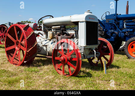 Fordson-Traktor auf dem Display an einem Land fair show