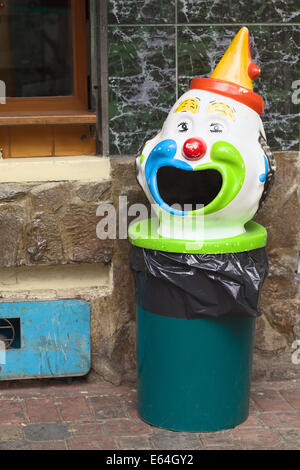 BANOS, ECUADOR - 28. Februar 2014: Mülleimer in Clown Form auf einer Straße am 28. Februar 2014 in Baños, Ecuador. Stockfoto