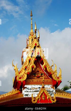 GEORGETOWN, MALAYSIA: Detail der reich verzierte vergoldete Dach mit seinen Zacken an der Thai Wat Buppharam Stockfoto