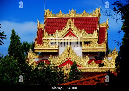 GEORGETOWN, MALAYSIA: Das opulente vergoldete Dach der großen Halle im birmanischen buddhistischen Tempel Dhammikarama * Stockfoto