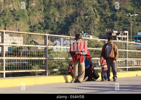 BANOS, ECUADOR - 28. Februar 2014: Nicht identifizierten Personen auf der San Francisco Brücke beobachten Brücke springen auf 28. Februar 2014 Stockfoto