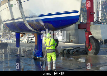 Fahrtenyacht aufgehoben und Jet-gewaschen, um marine Ablagerungen entfernen. Stockfoto