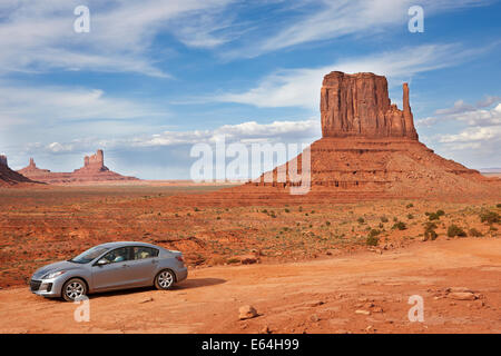 Auto auf der Piste im Monument Valley Navajo Tribal Park. Arizona, USA. Stockfoto