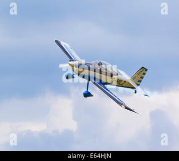 VANS RV-8 Flugzeuge G-HILZ im Kunstflug Display im Vereinigten Königreich, geflogen von pilot Andy Hill Stockfoto