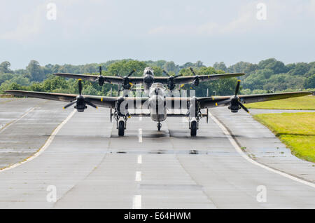 Lancaster Bomber. Zum ersten Mal seit den 1950er Jahren zwei Avro Lancasters in der Luft gesehen werden kann und die auf dem Boden in Großbritannien. Das Rollen in Biggin Hill, Kent, Großbritannien Stockfoto