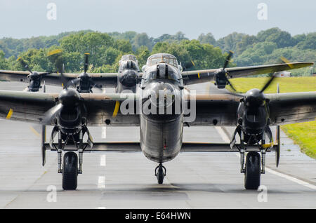 Lancaster Bomber. Zum ersten Mal seit den 1950er Jahren zwei Avro Lancasters in der Luft gesehen werden kann und die auf dem Boden in Großbritannien. Das Rollen in Biggin Hill, Kent, Großbritannien Stockfoto