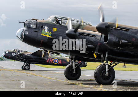 Lancaster Bomber. Zum ersten Mal seit den 1950er Jahren zwei Avro Lancasters in der Luft gesehen werden kann und die auf dem Boden in Großbritannien. Britische und kanadische Lancasters in Biggin Hill, Kent, Großbritannien Stockfoto