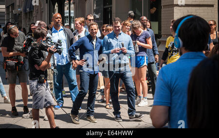 New York, USA. 14. August 2014. Seth Meyers, Spaziergänge Center, Gastgeber der späten Nacht mit Seth Meyers auf NBC Fifth Avenue im Stadtteil Flatiron in New York am Donnerstag, 14. August 2014 während der Aufzeichnung eines Segmentes für sein Fernsehprogramm. Bildnachweis: Richard Levine/Alamy Live-Nachrichten Stockfoto