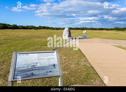 Markierungen zeigen den tatsächlichen Pfad der den ersten erfolgreichen Motorflug, Wright Brothers National Memorial, North Carolina, USA Stockfoto