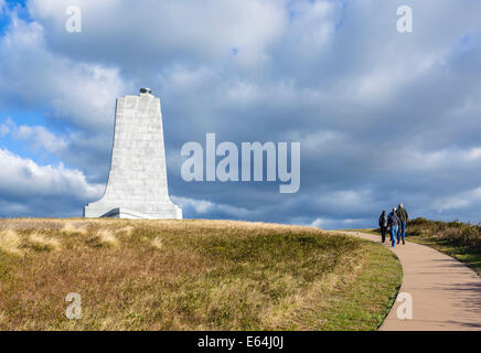 Besucher auf Pfad bis zu der Wright Brüder Denkmal, Wright Brothers National Memorial, Kill Devil Hills, North Carolina, USA Stockfoto