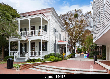 Häuser, Geschäfte und Cafés entlang der Uferpromenade in Beaufort, South Carolina, USA Stockfoto