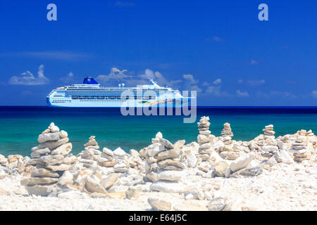 GREAT STIRRUP CAY, BAHAMAS - 24. März 2012: NCL Schiff Norwegian Sky hinter dem Strand auf Great Stirrup Cay, Bahamas am 24. März, Stockfoto