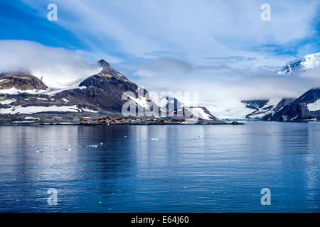 Antarktis-Landschaft. Herausragende Naturschönheiten, Hope Bay, antarktische Halbinsel mit wissenschaftlichen Grundlagen im Hintergrund. Stockfoto