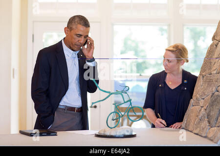 Präsident Barack Obama spricht am Telefon mit Missouri Gouverneur Jay Nixon über die Rassenunruhen über die Ermordung eines jungen unbewaffneten schwarzen Studenten in einem Vorort von St. Louis aus seinem Urlaub 14. August 2014 in Chilmark, Massachusetts. Stockfoto