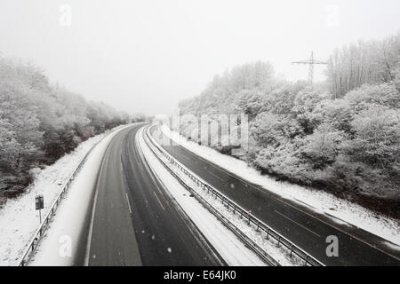 Deutsche Autobahn während einer schweren Schneesturm im winter Stockfoto