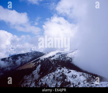 Wolke, Nebel und Schnee auf der Schmittenhöhe & umliegenden Bergen oberhalb von Zell am sehen Salzburgerland Österreich Stockfoto