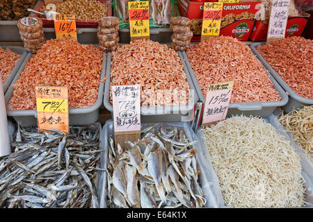 Eine Auswahl an chinesischen getrocknete Meeresfrüchte zum Verkauf auf der Straße abgewürgt. Chinatown, New York, USA. Stockfoto