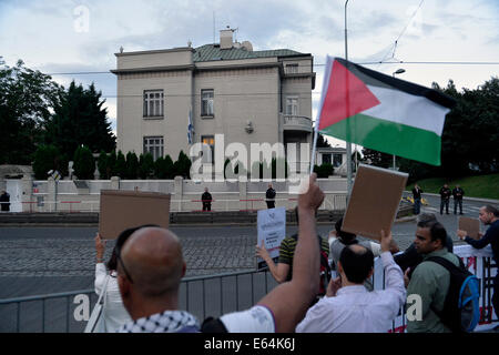 Prag, Tschechische Republik. 14. August 2014. Palästina unterstützen Demonstration und Marsch nach Gaza-Blockade beenden fand in Prag, Tschechische Republik am 14. August. Botschaft von Israel in Prag auf der Rückseite. Bildnachweis: CTK/Alamy Live-Nachrichten Stockfoto