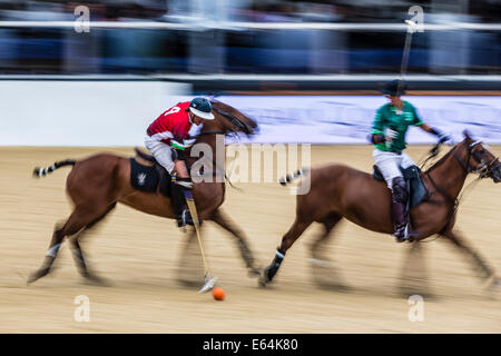 London, UK. 14. August 2014. Londoner City Polo. Wales vs. Irland. Eine Pfanne verwischen Schuss der Aktion bei der Horseguards Parade Credit: Action Plus Sport/Alamy Live News Stockfoto