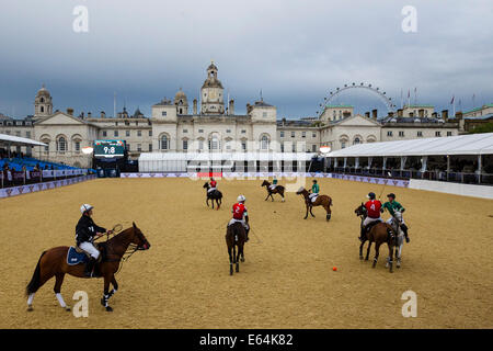 London, UK. 14. August 2014. Londoner City Polo. Wales vs. Irland. Eine allgemeine Ansicht des Spiels bei der Horseguards Parade Credit: Action Plus Sport/Alamy Live News Stockfoto