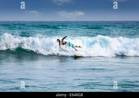 Silhouette eines Surfers auf Wellen im berühmten Strand in Sri Lanka Weg vom Brett fallen. Stockfoto