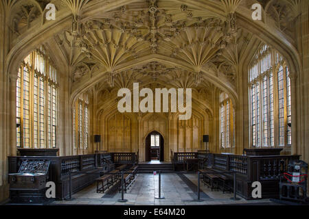 Innenraum der Divinity School - 1488 erbaut, Teil der aktuellen Bodleian Libraries, Oxford, Oxfordshire, England Stockfoto