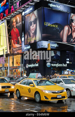 Gelbe Medaillon Taxi auf den Times Square. Manhattan, New York, USA. Stockfoto