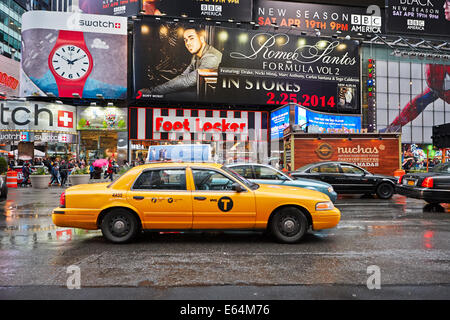 Gelbe Medaillon Taxi auf den Times Square. Manhattan, New York, USA. Stockfoto