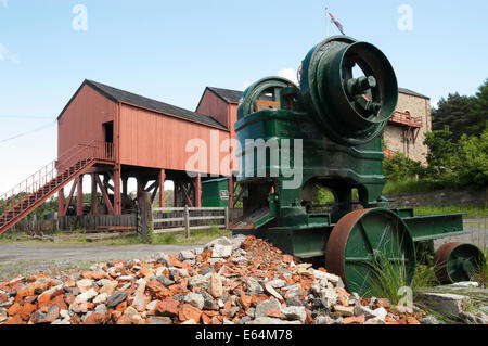 Mine-Altbau an der Beamish Museum in England.  Ziegel und Maschinen im Vordergrund. Stockfoto