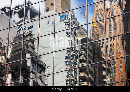 Verzerrte Spiegelungen der Hochhäuser in ein Glas Wand eines anderen Hochhaus auf Manhattan. New York, USA. Stockfoto